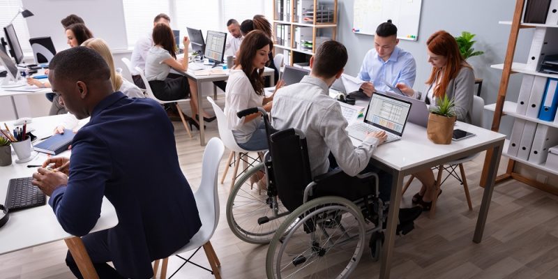 Foto/Reprodução: Ambiente de trabalho beneficiado pela diversidade. Via: Andrey Popov - Adobe