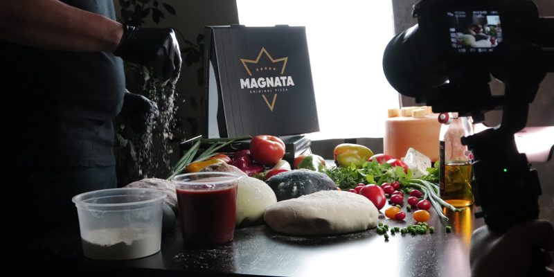 Produção de vídeo para Pizzaria Magnata. Foto/ Reprodução: Mariana Schactae - Conelly
