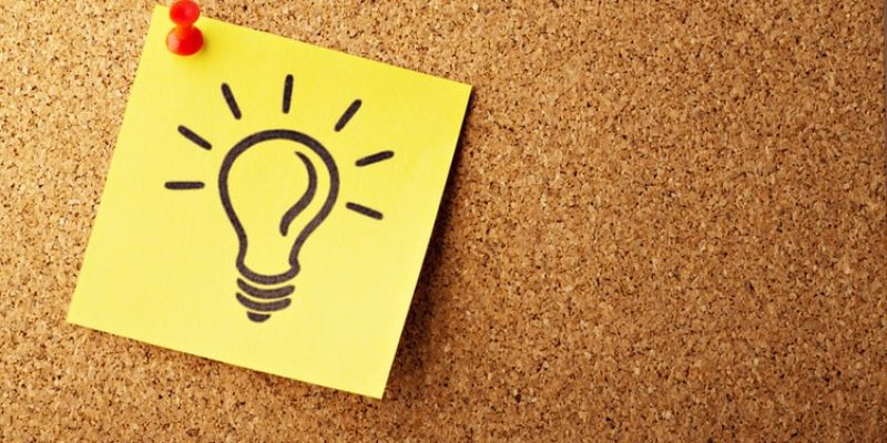 Foto/Reprodução: Post-it com ilustração de lâmpada que representa novas idéias. Via: AbsolutVision -  Unsplash